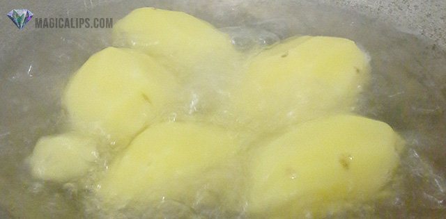 Rebus kentang hingga air resap dalam kentang ( 20 minit )